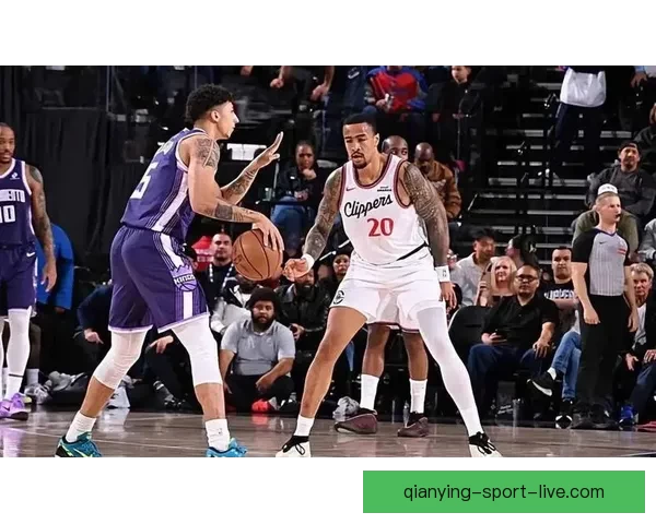 约翰-科林斯与大洛抢板时发生碰撞 已返回更衣室接受检查 约翰-科林斯与大洛抢板时发生碰撞 已返回更衣室接受检查